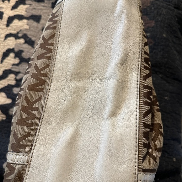 Michael Kors Gansevoort large signature shoulder bag. - Picture 4 of 8